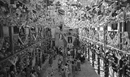 Corrala engalanada para la verbena de la Paloma, en 1953. Los blogs de Madrid explican, por ejemplo, el origen de estas fiestas.