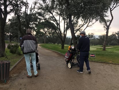 Dos golfistas jubilados se dirigen hacia el hoyo 10, en el Club de Campo.