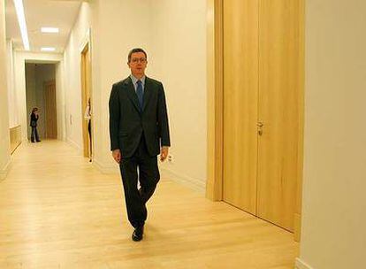 El alcalde, Alberto Ruiz-Gallardón, recorre los pasillos de la nueva sede del Ayuntamiento de Madrid.