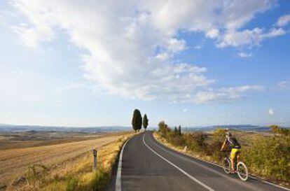 Ruta cicloturista entre Chiusure D'Arbia y Asciano, en la Toscana (Italia).