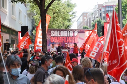 Multitud de personas en una concentración de CC OO y UGT, el pasado 6 de julio en Madrid.