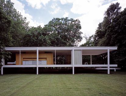 La icónica casa Farnsworth de Mies van der Rohe, en Plano, Illinois, EE UU.