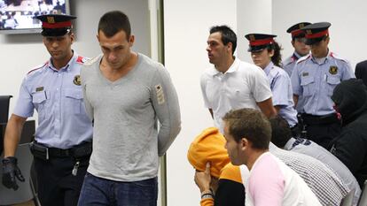 Valentín (delante), entra en la sala por el juicio, junto a su hermano, Israel.