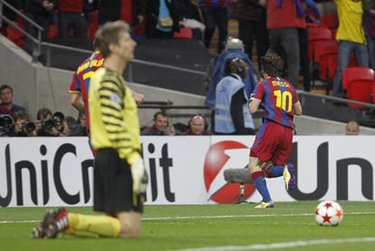 Messi acaba de marcar el segundo gol del Barcelona. Van der Saar -y el Manchester-, de rodillas.