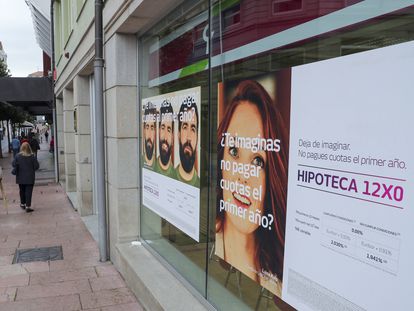 Vista de una entidad bancaria en septiembre en el centro de Oviedo.