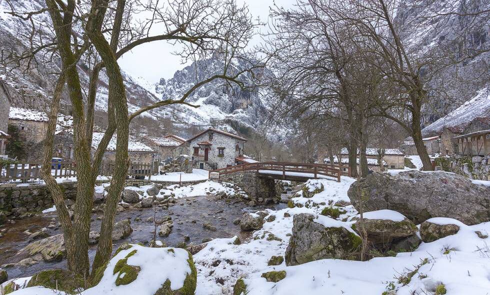 El pueblo de Bulnes, en el macizo central de los Picos de Europa.