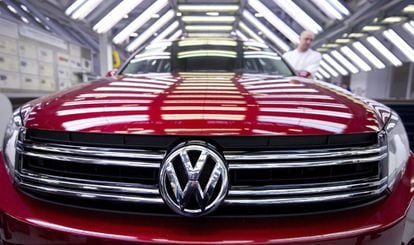 Un empleado del fabricante automovil&iacute;stico alem&aacute;n Volkswagen mientras inspecciona un veh&iacute;culo en Wolfsburgo, Alemania. 