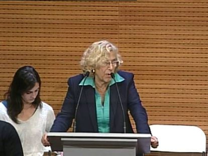 Carmena se considera “huérfana” frente al poder de los medios