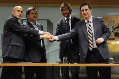 Firma del acuerdo PSE-PP para la investidura de López.