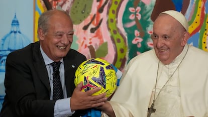 El Papa Francisco recibe un balón de fútbol de José María del Corral, presidente de Scholas Occurrentes.