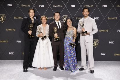 Young Mazino, Maria Bello, Steven Yeun, Ali Wong and Joseph Lee, from the series 'Bronca', pose with their Emmys.