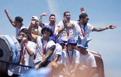 Lionel Messi, Ángel di Maria y sus compañeros del equipo de Argentina celebraban en el autobús con el trofeo de la Copa del Mundo.