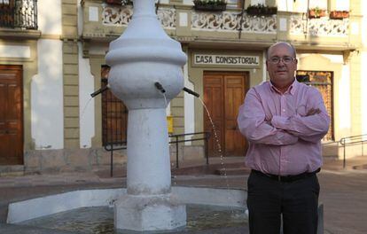 Ángel Salmerón, alcalde de Fuentealbilla, posa junto a la Casa Consistorial.