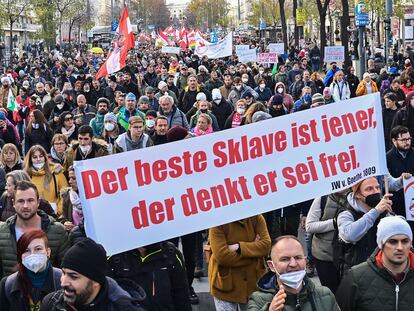 Manifestantes por las calles de Viena portan una pancarta con el lema "El mejor esclavo es el que se cree libre" durante las protestas contra el confinamiento y una vacunación obligatoria.