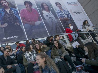 Estudiantes esperan el inicio de 'EL PAÍS con tu futuro', en su edición anterior. 