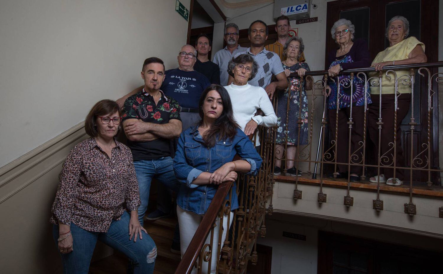 De izquierda a derecha y de arriba abajo, los vecinos del bloque de la calle Angostas de los Mancebos 2: Carmen, Piedad, Jesús, José Antonio, Maribel, Antonio, Michael, Roberto, María del Carmen, María Teresa y Aurora. V