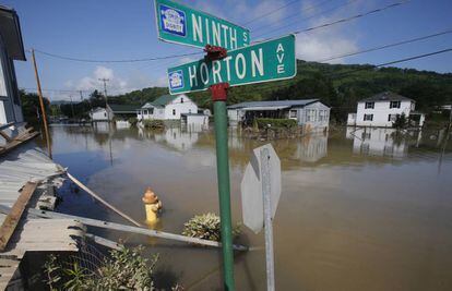 Una calle inundada en Rainelle este s&aacute;bado