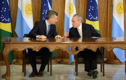 El presidente argentino, Mauricio Macri (izquierda), y el presidente brasileño, Michel Temer, ayer en Brasilia.