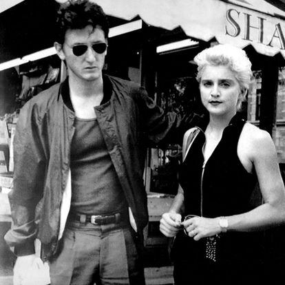 Tierna estampa de Madonna y Sean Penn de 1987. Su matrimonio solo duró 27 meses y fue bastante tormentoso.