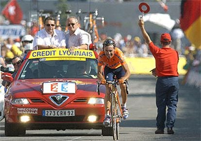 Iban Mayo llega victorioso a la meta de Alpe d'Huez.