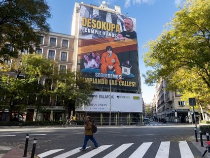 La lona colgada por Desokupa, este viernes en Madrid.