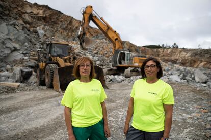 Fátima y Manola Torrado en la mina del Grupo Nosa, en Boiro (A Coruña) donde trabajan como palistas, delante de las grúas que manejan habitualmente.