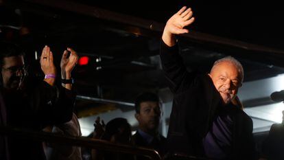 El expresidente y candidato Luiz Inácio Lula da Silva saluda a los simpatizantes que celebran los resultados de las elecciones, este domingo en Sao Paulo (Brasil).