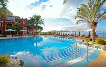 Iberostar Grand Hotel Salomé, Costa Adeje, Santa Cruz de Tenerife. Situado entre las playas tinerfeñas del Duque y de Fañabé, se presenta como entorno sólo para adultos.