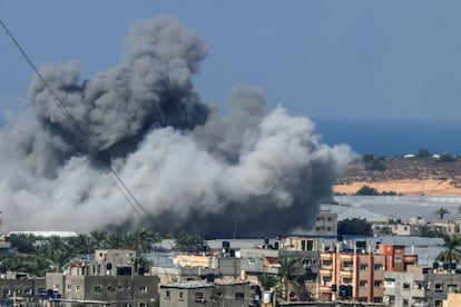 Columna de humo tras una ataque aéreo israel en Rafah, sur de la Franja de Gaza. 
