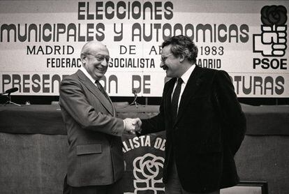 Las primeras elecciones autonómicas madrileñas tienen lugar el 8 de mayo de 1983, junto a las municipales. Desde entonces, la elección del presidente autonómico ha ido acompañada de la de alcaldes y, desde 1987, de eurodiputados. Solo en dos ocasiones (los comicios de octubre de 2003 y los presentes) la elección autonómica ha tenido lugar de manera independiente. En la imagen, Enrique Tierno Galván (alcalde de Madrid desde 1979 hasta su muerte en 1986), a la izquierda, y Joaquín Leguina se estrechan la mano, el 5 de abril de 1983, en la presentación de las candidaturas del PSOE. Los socialistas ganan 51 de los 94 escaños, Alianza Popular (Partido Popular desde 1989), 34 y el PCE, 9. Joaquín Leguina se convertía en el primer presidente de la Comunidad de Madrid, cargo en el que permanecería hasta las elecciones de 1995.
