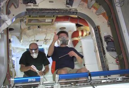 Los astronautas de la ISS Kononenko (D) y Pettit, en la nave Dragon.