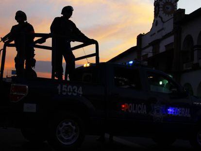 La polic&iacute;a federal mexicana patrulla Apatzingan, una ciudad de Michoac&aacute;n.