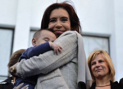 Cristina Fern&aacute;ndez abraza un beb&eacute;.