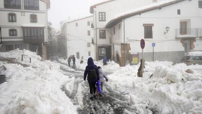 Varios vecinos caminan entre la nieve de una calle de Morella (Castellón), el pasado 10 de noviembre.