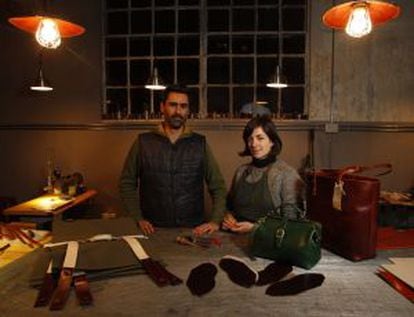 Melina Carranza y David Iglesias crean objetos de cuero bajo la marca Oficio.