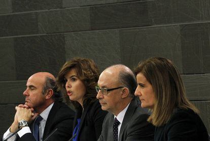 Desde la izquierda, Luis de Guindos, Soraya Sáenz de Santamaría, Cristóbal Montoro y Fátima Báñez tras el Consejo de Ministros.