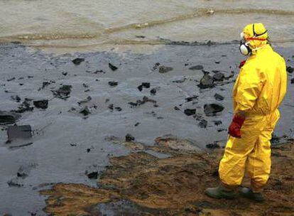 Un trabajador de limpieza contempla el estado en que ha quedado la ribera del Loira cercanas a su estuario