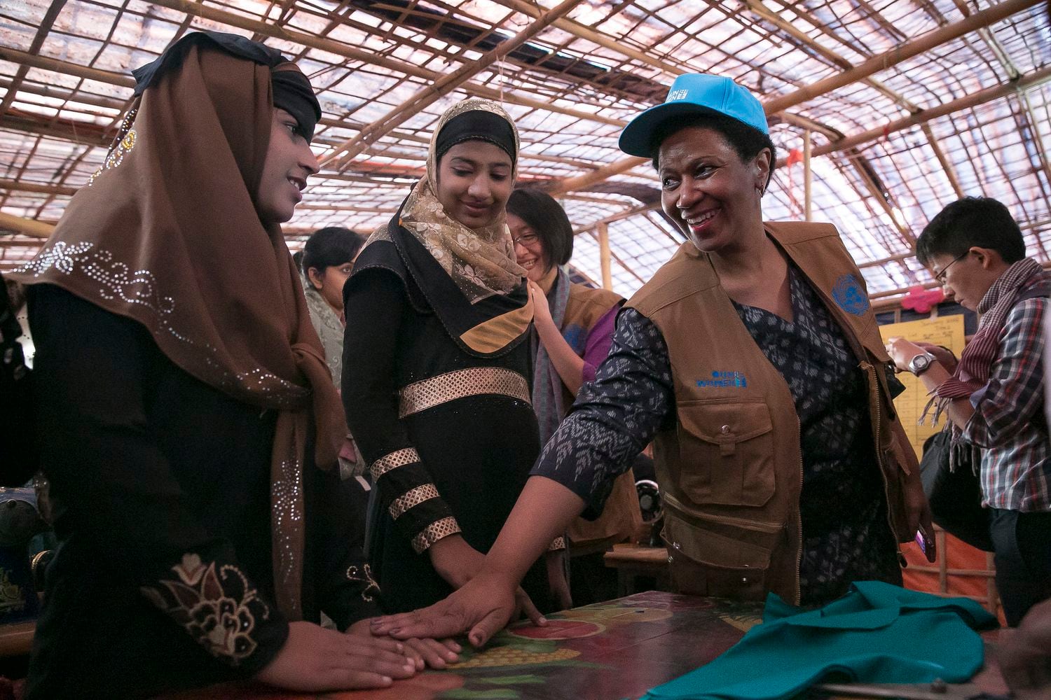 En su primera visita oficial a Bangladés, Phumzile Mlambo-Ngcuka, fue al campo de refugiados rohingya en Cox’s Bazar para reunirse con mujeres.