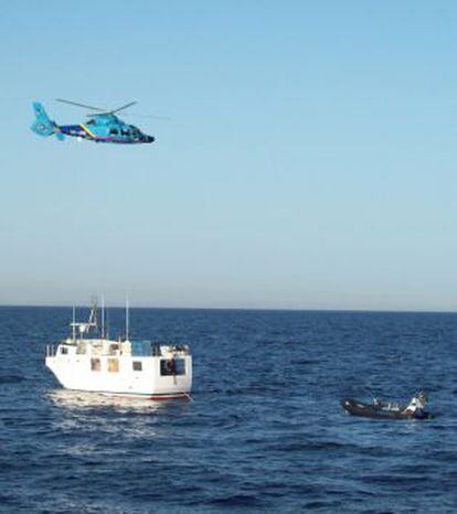 Un helicóptero de la Agencia Tributaria intenta detener una lancha que transporta hachís en una operación antidroga