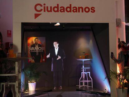 Albert Rivera, proyectado mediante un holograma, en el acto de arranque de la campaña electoral.