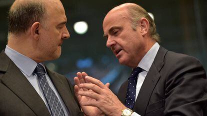 Luis de Guindos, con el comisario Moscovici.