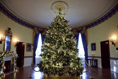 El árbol de Navidad de la Casa Blanca para este 2021, muy alejado de la contención por la que apuesta Cristina Carulla o el enfoque original que defiende Javier Bone-Carbone.