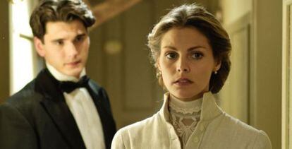 Yon González y Amaia Salamanca, en la segunda temporada de 'Gran Hotel'