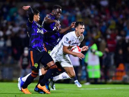 El delantero de Pumas, Juan Dinenno, recibe una falta en el área, durante la final de la Liga de Campeones de la Concacaf.