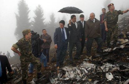 Federico Trillo (c), junto a su hom&oacute;logo turco, Vecdi Gonul (2&ordm;d), durante la visita al lugar del accidente del Yakolev 42.