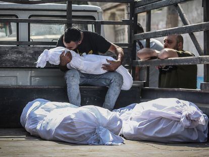 Un hombre besa el cadáver de un niño en la morgue del hospital Al Shifa de Gaza.