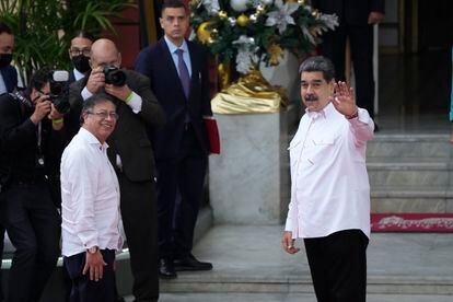 Nicolás Maduro saluda mientras recibe a Gustavo Petro, en los escalones del Palacio Presidencial de Miraflores.