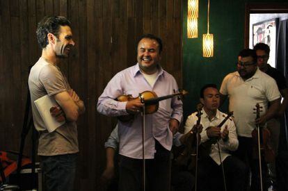 Jos&eacute; Tom&aacute;s (a la izquierda) charla con el grupo musical Mariachi Azteca durante la grabaci&oacute;n de un videoclip en Aguascalientes. 