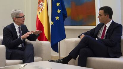 Tim Cook, director ejecutivo de Apple, y Pedro Sánchez, presidente del Gobierno, en Madrid, en 2018.