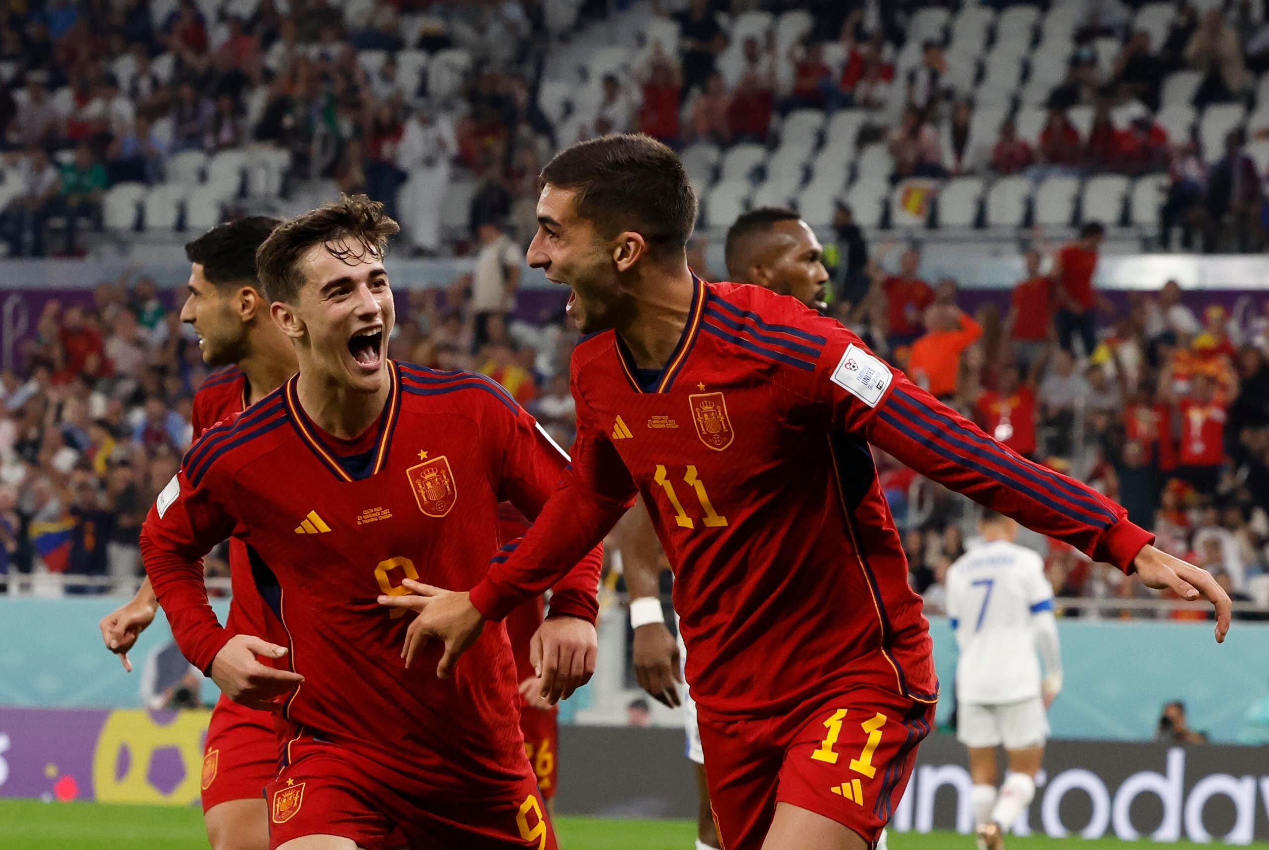 Ferran Torres y Gavi, después del cuarto gol de la selección española. 